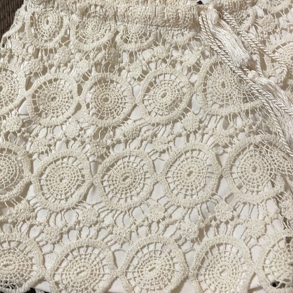 Lace detail shorts - Picture 3 of 3